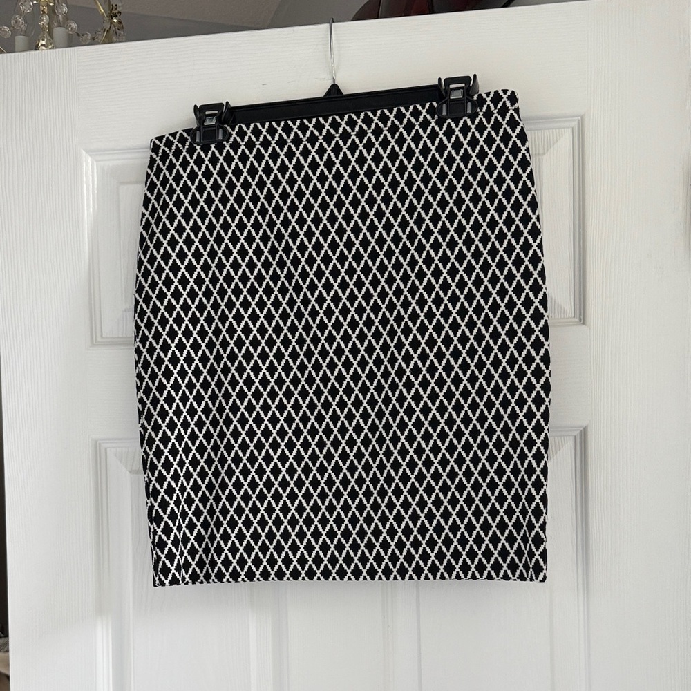 Karen Kane Black and White Geometric Pencil Skirt